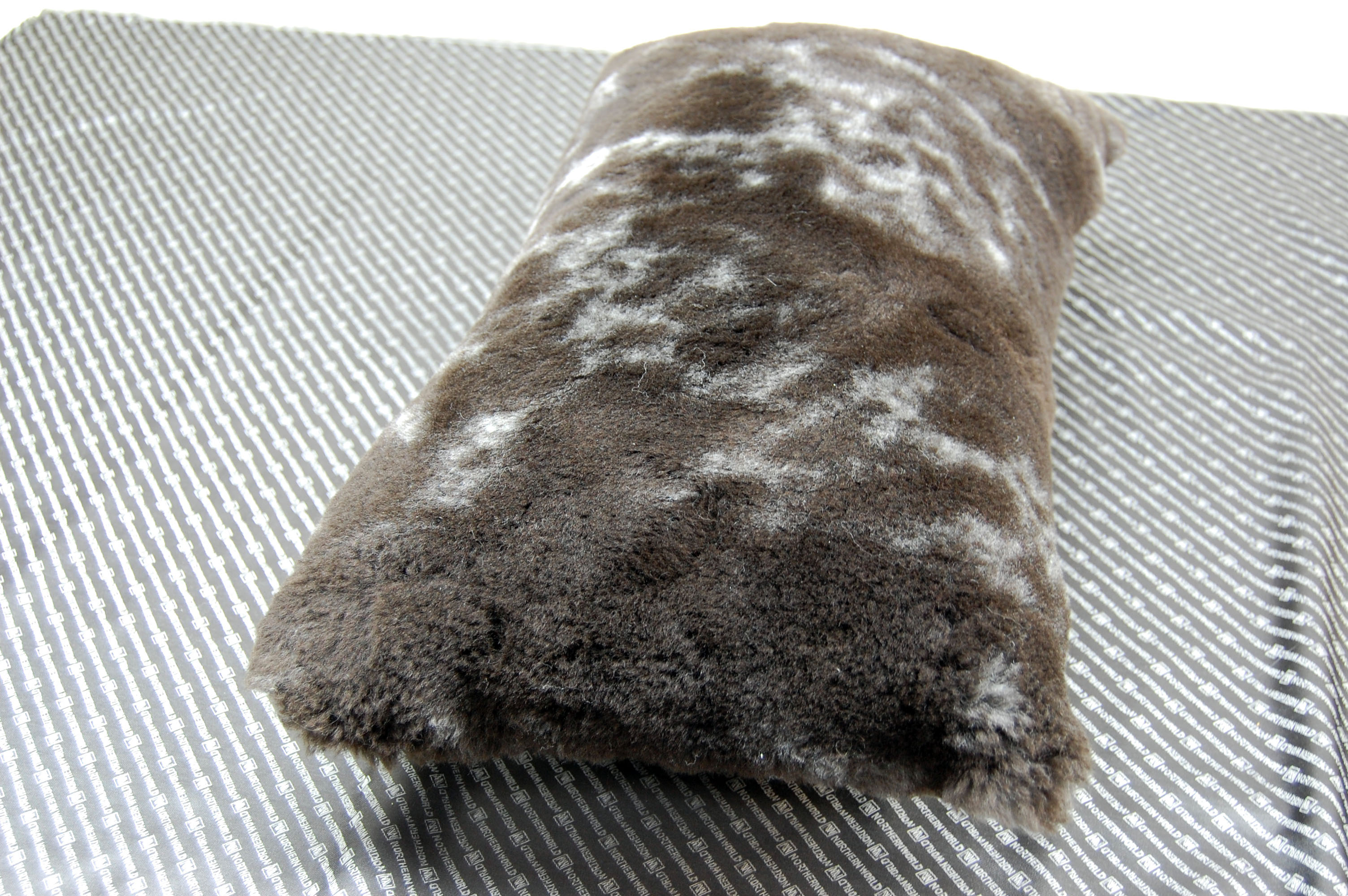 ナチュラルスポット刈毛ムートン　長方形クッションの画像