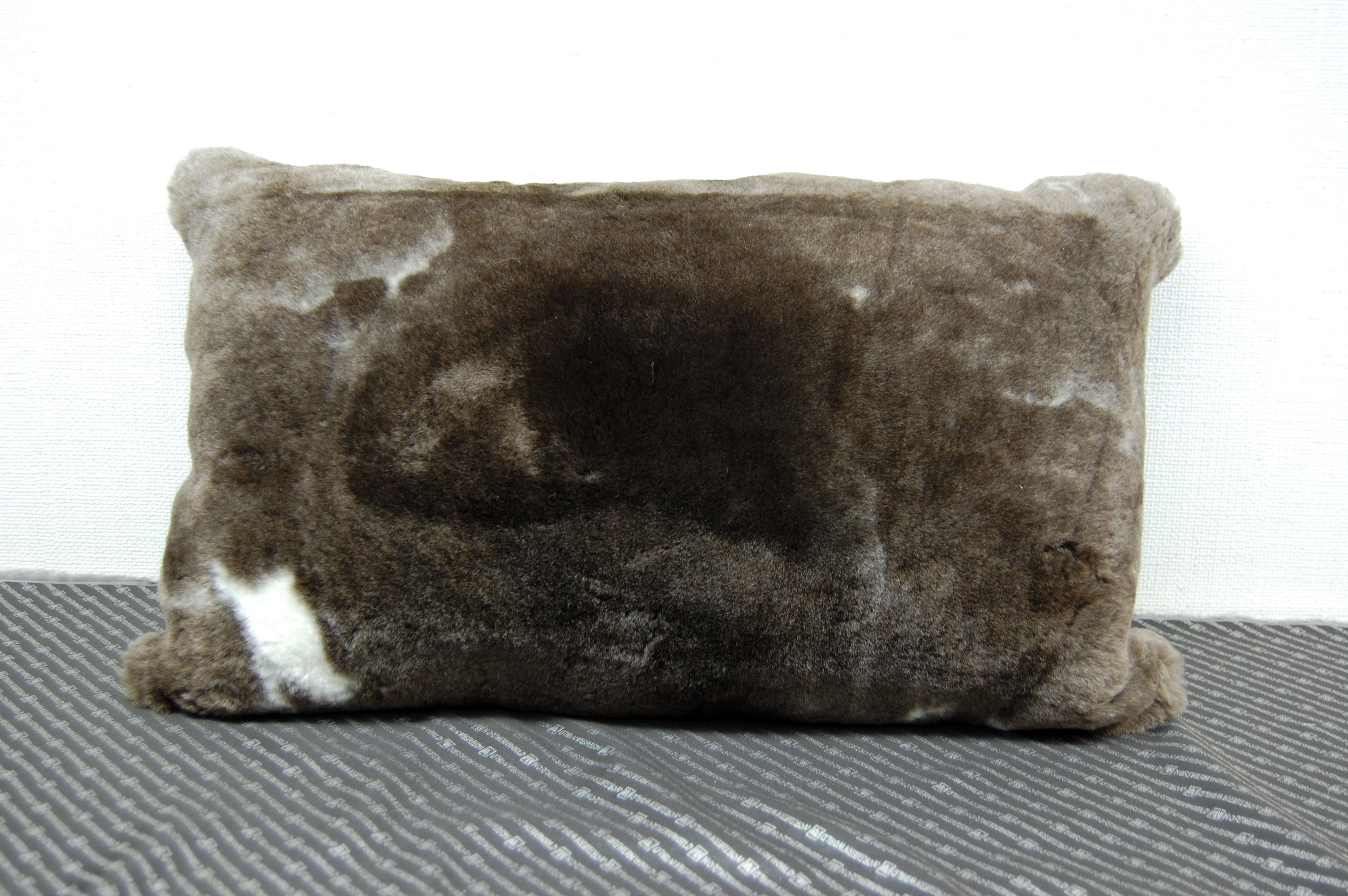 ナチュラルスポット刈毛ムートン　長方形クッションの画像