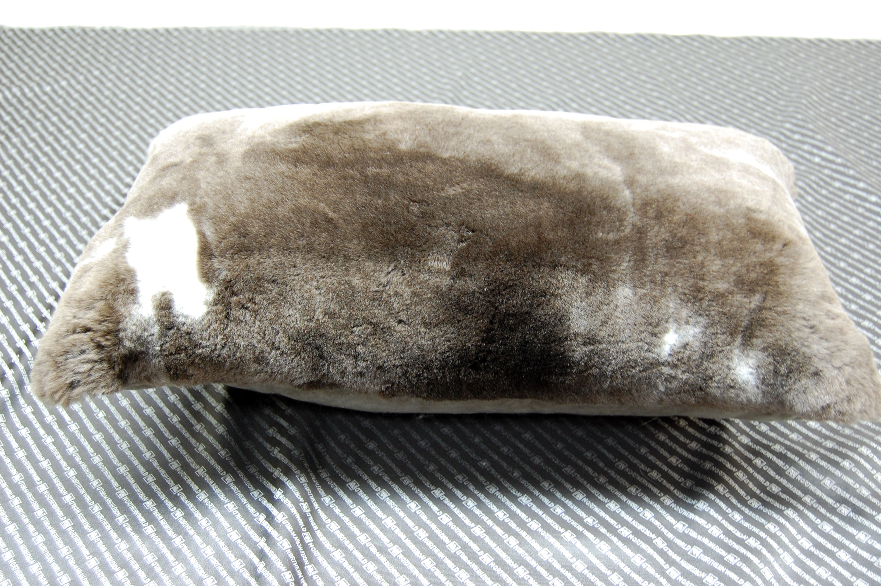 ナチュラルスポット刈毛ムートン　長方形クッションの画像