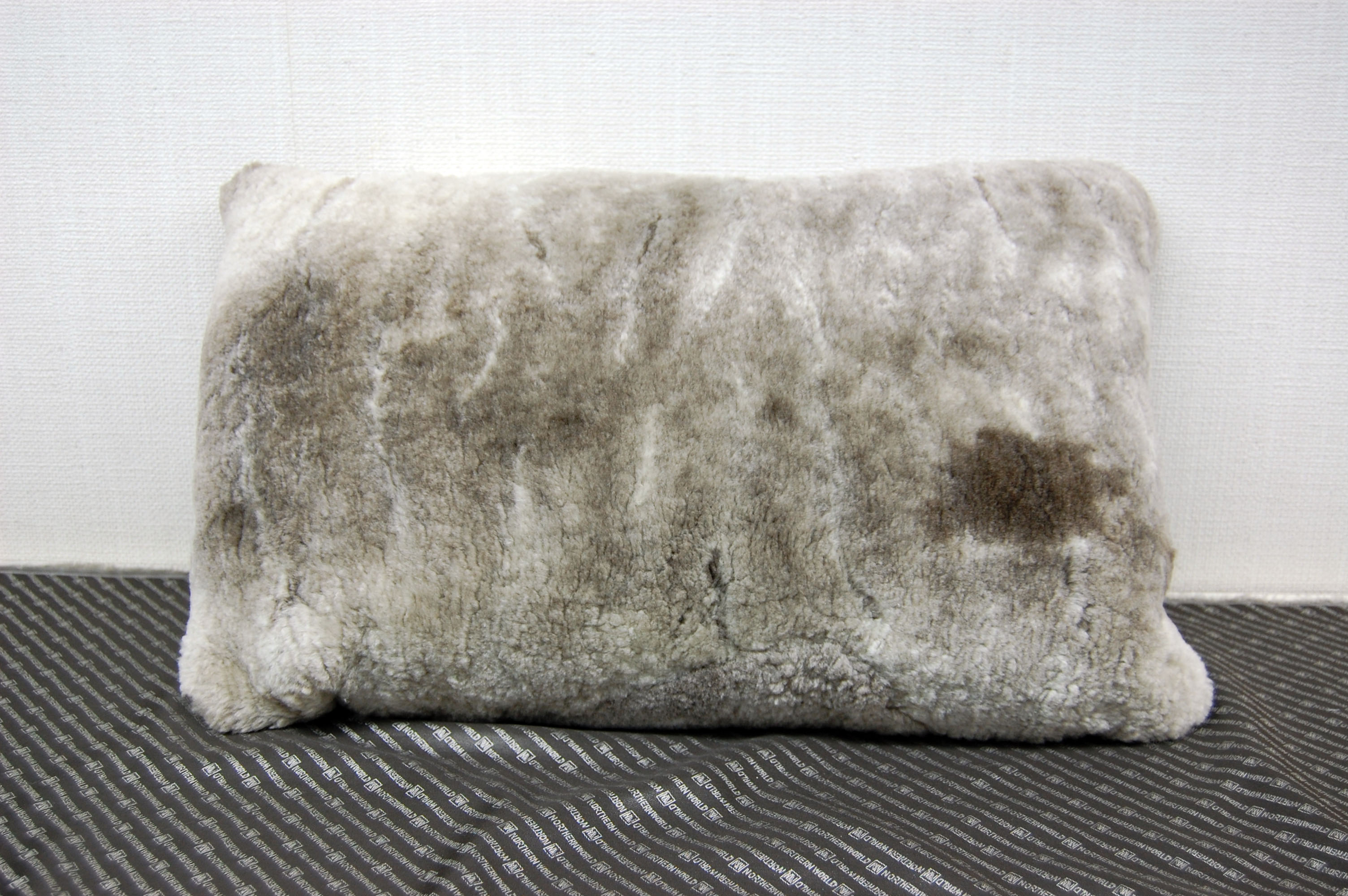 ナチュラルスポット刈毛ムートン　長方形クッションの画像