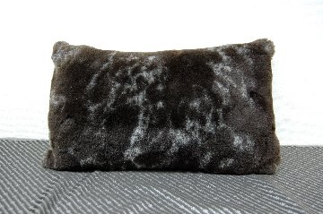 ナチュラルスポット刈毛ムートン　長方形クッションの画像