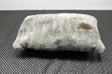 ナチュラルスポット刈毛ムートン　長方形クッションの画像