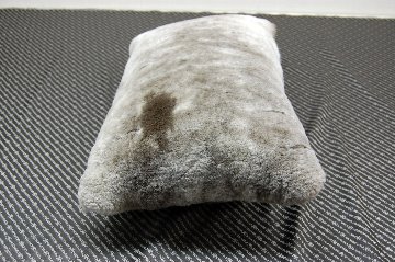 ナチュラルスポット刈毛ムートン　長方形クッションの画像