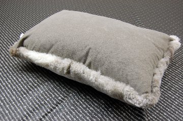 ナチュラルスポット刈毛ムートン　長方形クッションの画像