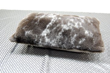 ナチュラルスポット刈毛ムートン　長方形クッションの画像