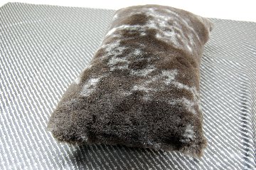 ナチュラルスポット刈毛ムートン　長方形クッションの画像