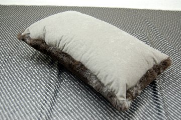 ナチュラルスポット刈毛ムートン　長方形クッションの画像