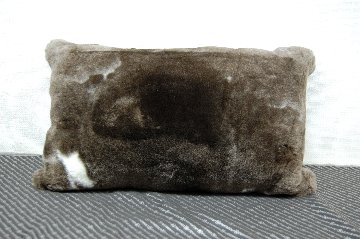 ナチュラルスポット刈毛ムートン　長方形クッションの画像