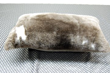 ナチュラルスポット刈毛ムートン　長方形クッションの画像