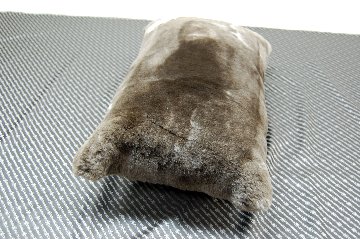 ナチュラルスポット刈毛ムートン　長方形クッションの画像