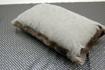 ナチュラルスポット刈毛ムートン　長方形クッションの画像
