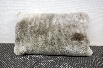 ナチュラルスポット刈毛ムートン　長方形クッションの画像