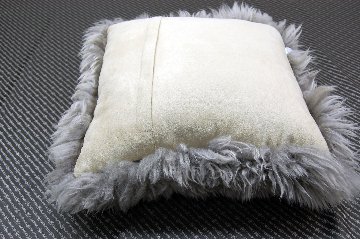 長毛ムートン　四角形クッションの画像