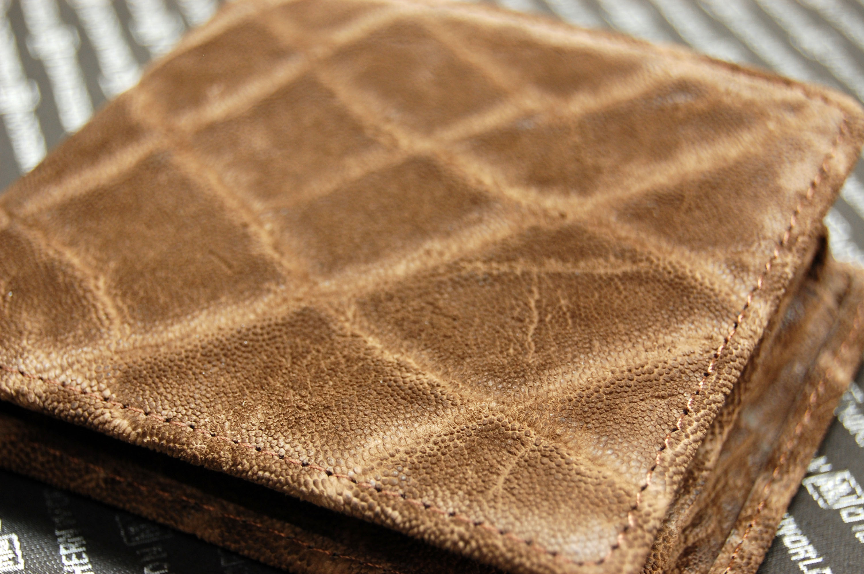 エレファント革　二つ折り財布の画像