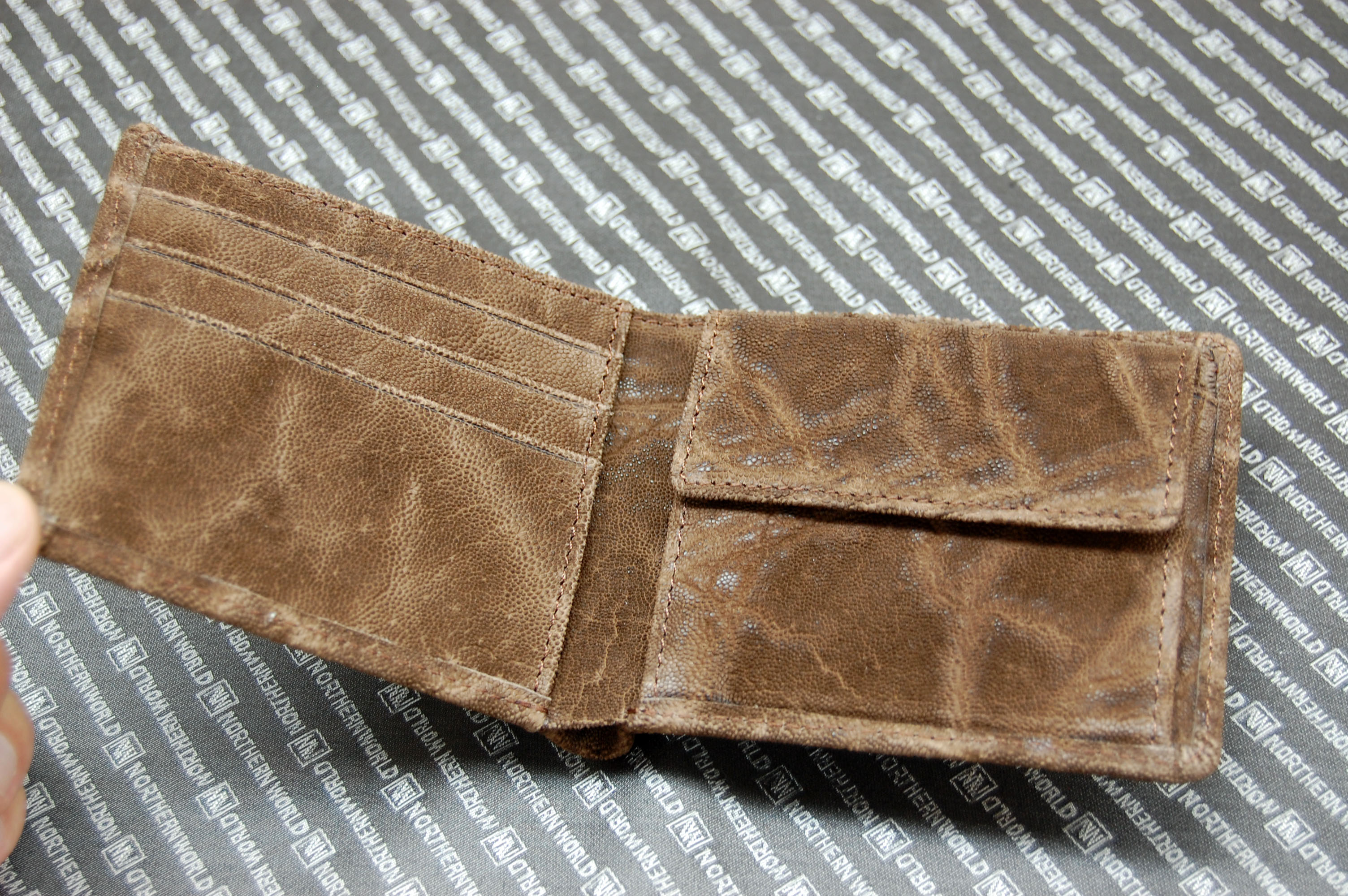 エレファント革　二つ折り財布の画像