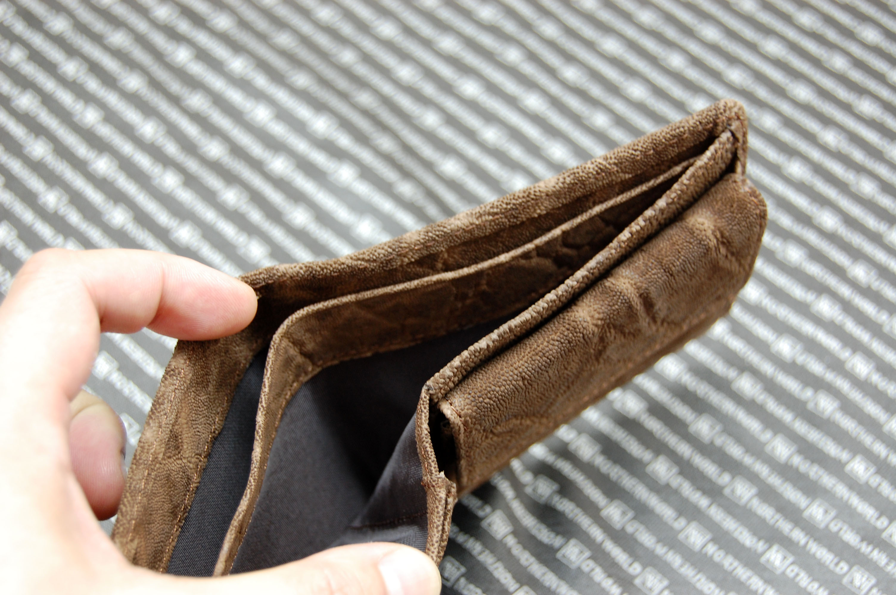 エレファント革　二つ折り財布の画像