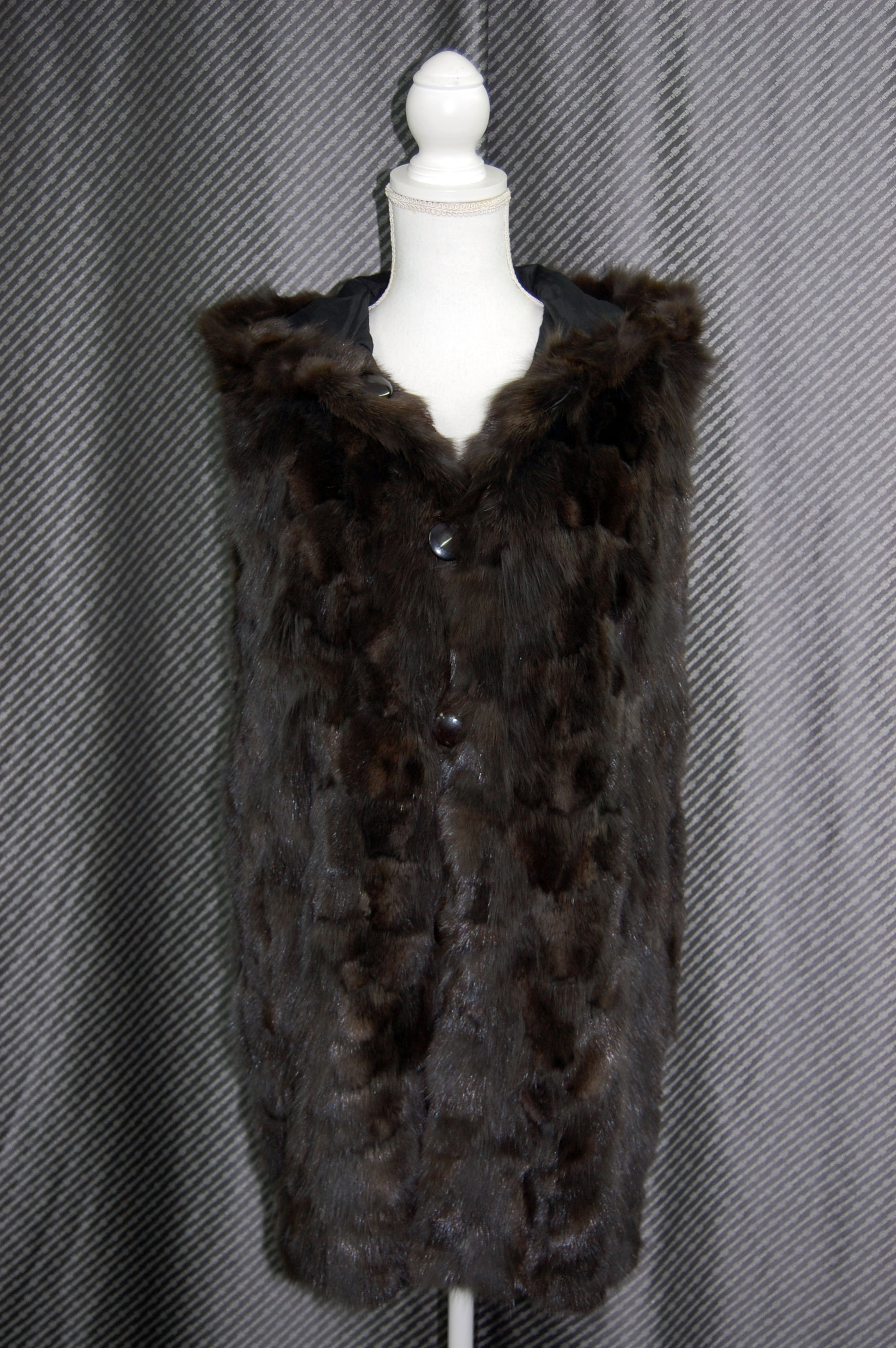 ロシアンセーブル＆シルク　リバーシブルフーディーロングベストの画像