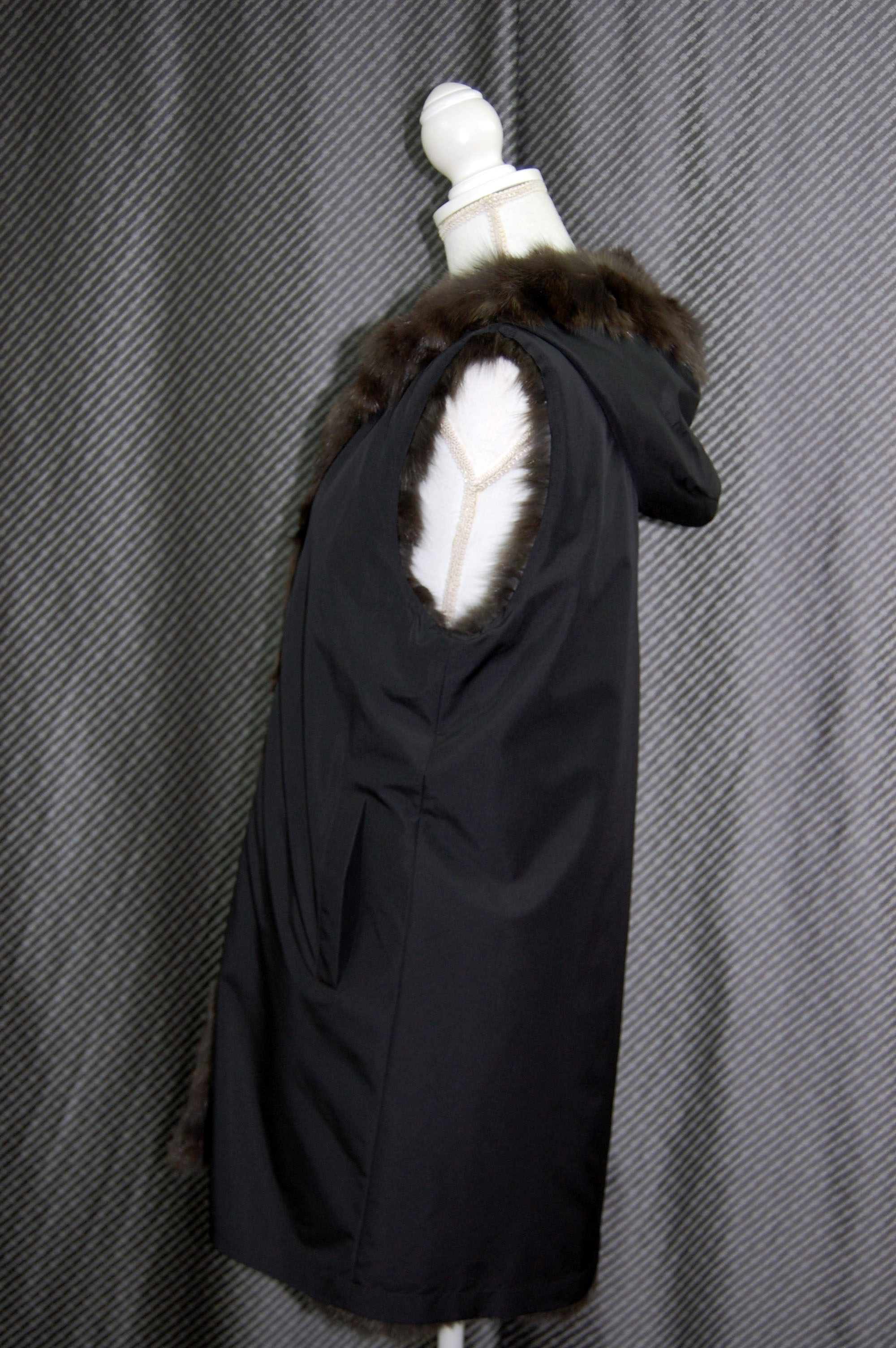 ロシアンセーブル＆シルク　リバーシブルフーディーロングベストの画像