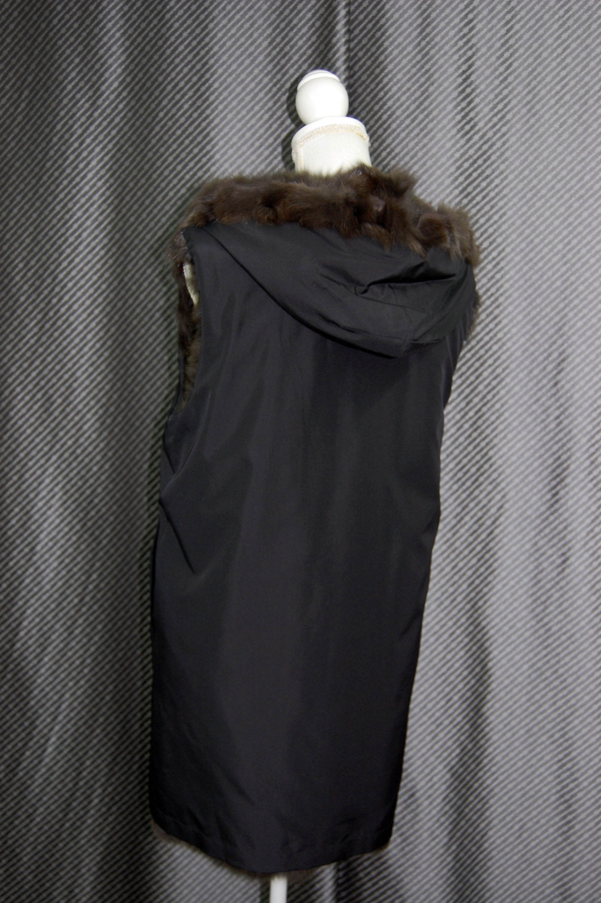 ロシアンセーブル＆シルク　リバーシブルフーディーロングベストの画像