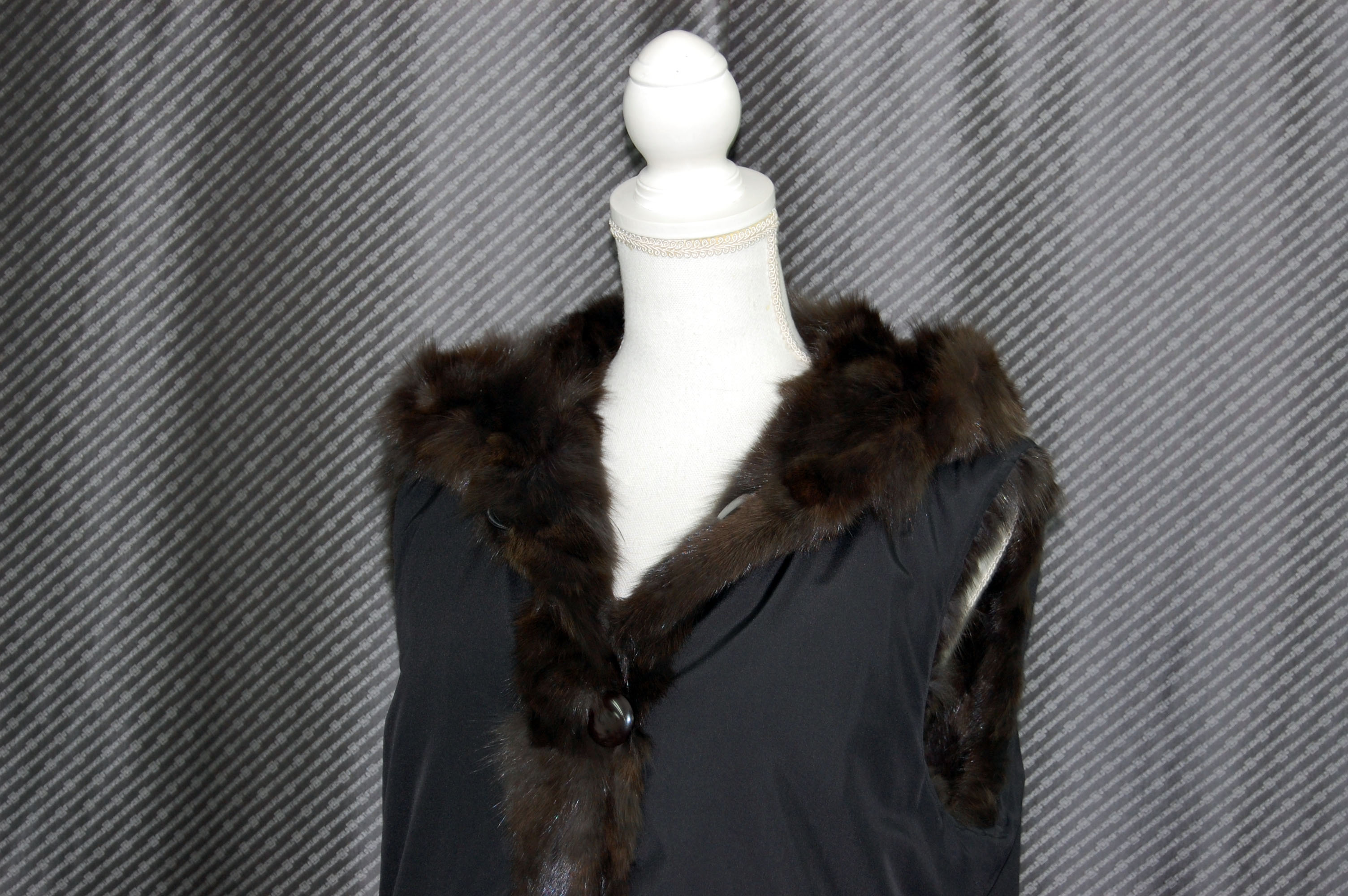 ロシアンセーブル＆シルク　リバーシブルフーディーロングベストの画像