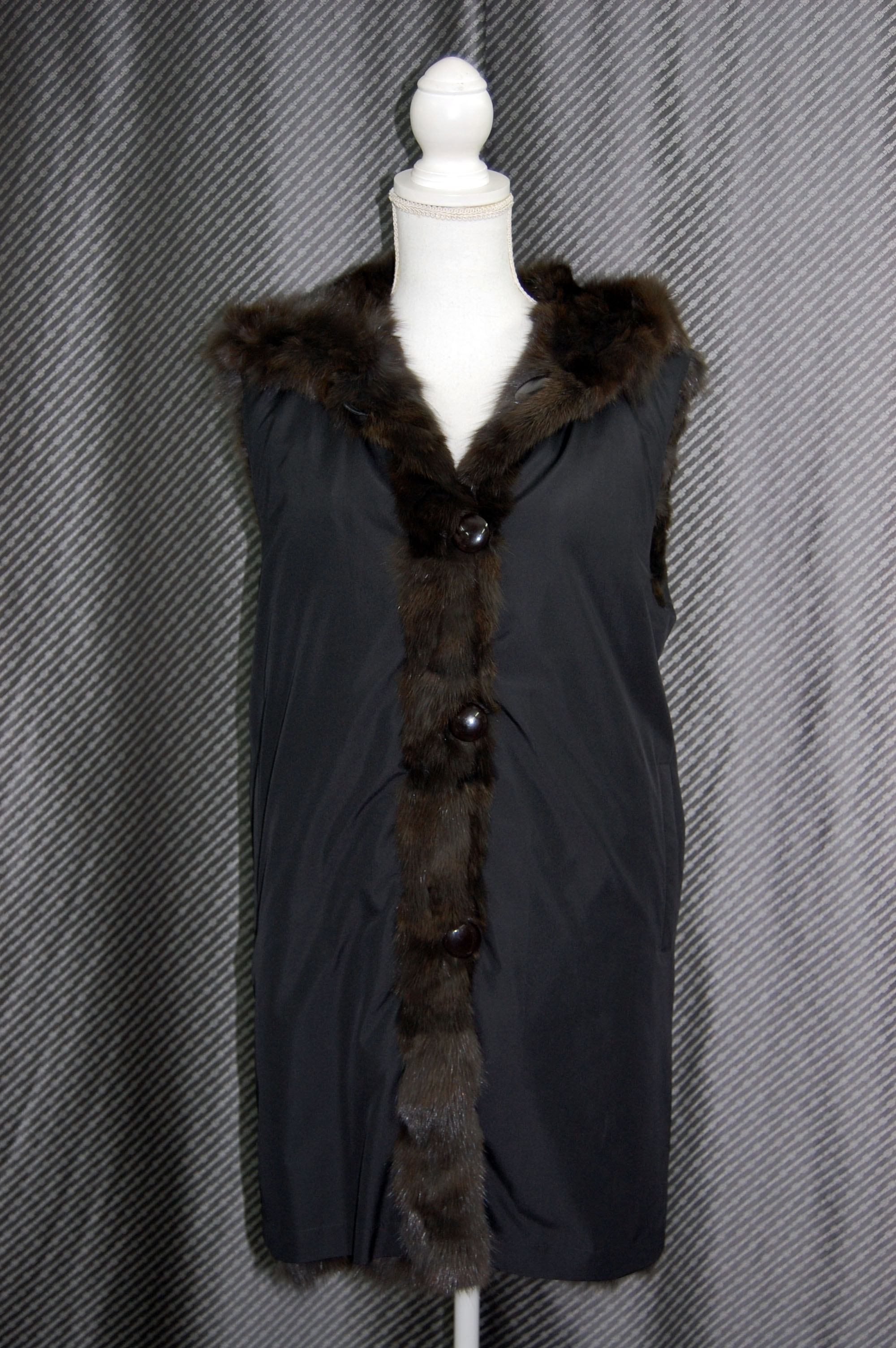 ロシアンセーブル＆シルク　リバーシブルフーディーロングベストの画像