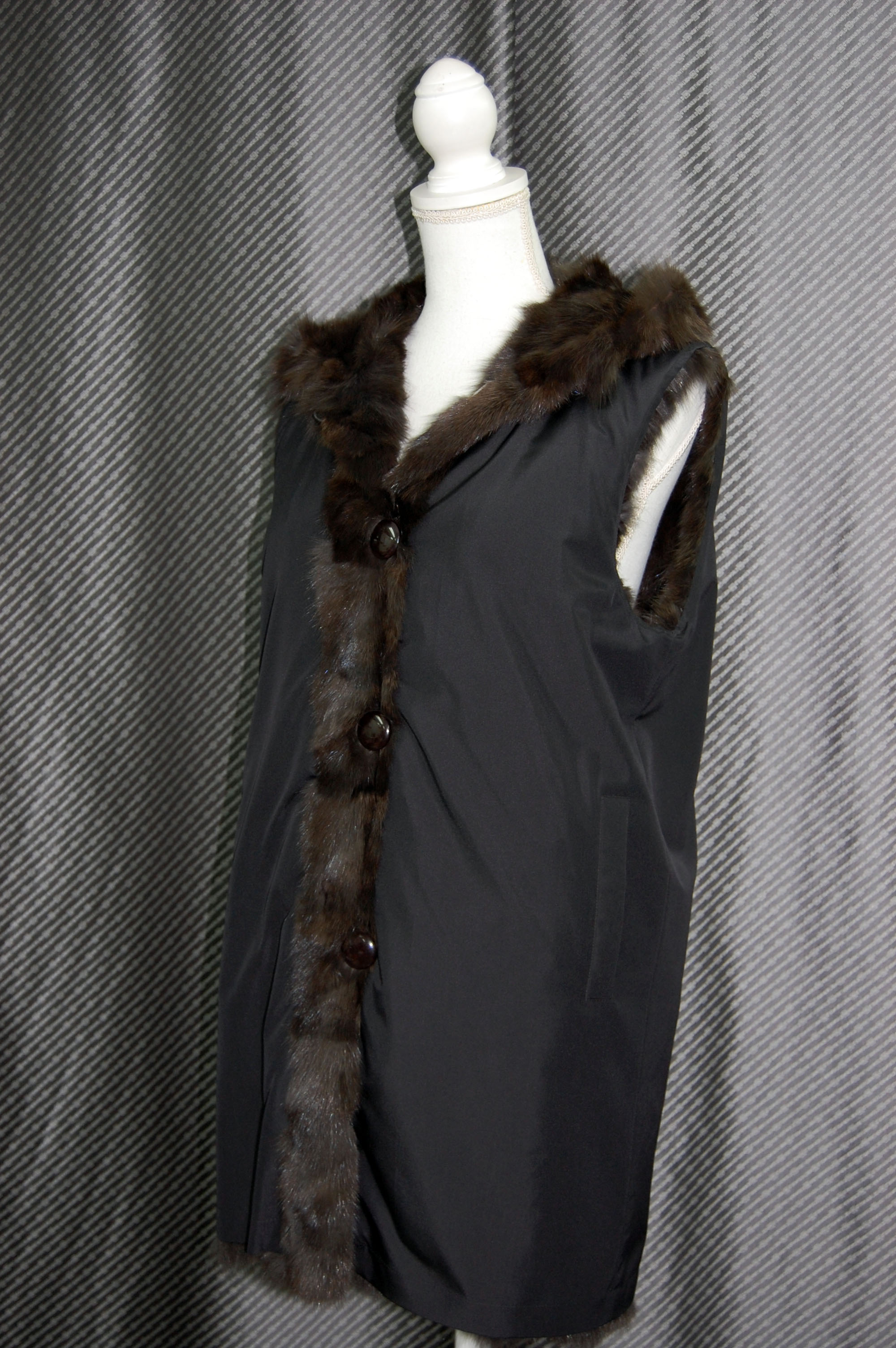 ロシアンセーブル＆シルク　リバーシブルフーディーロングベストの画像