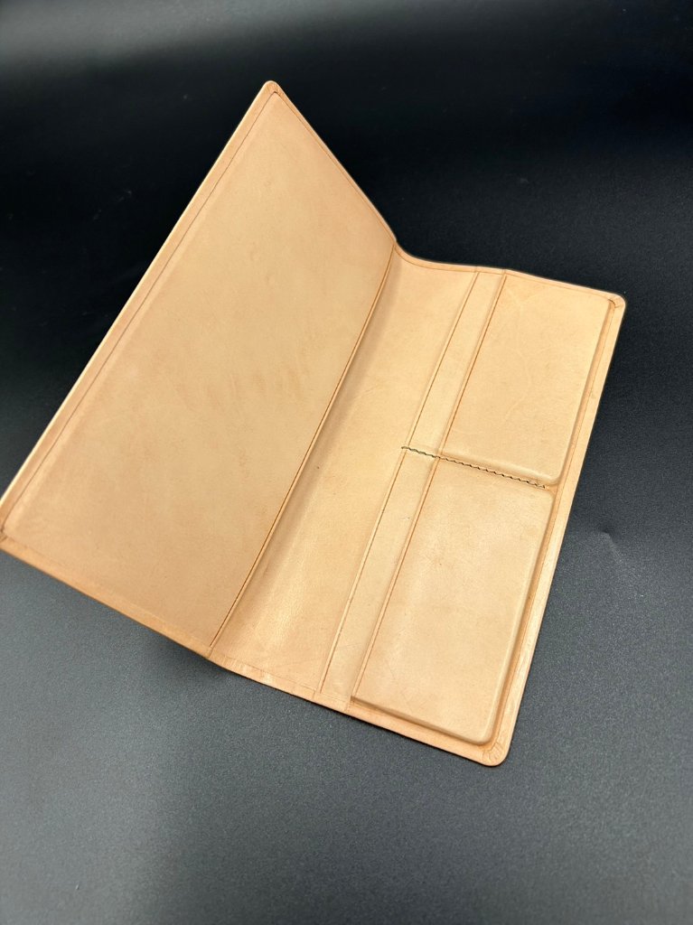 【年間２００頭の高品質牛レザー１００％使用】軽量＆スリム長財布の画像