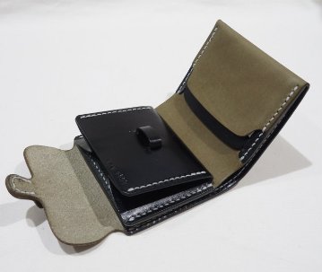 C15AN-2ND-OLVxBK-2ND別注C15AN二つ折り財布-C15AN2ND-2ND別注黒羽（CROW：クロウ)-ハーフウォレット（ショートウォレット：二つ折り財布)の画像