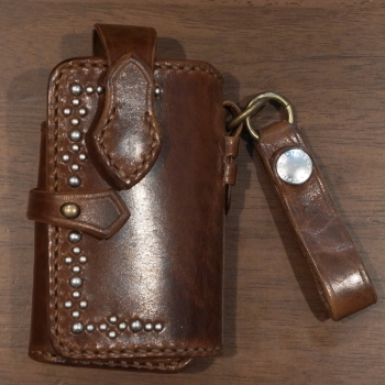 旧商品スペシャルプライス！KHB-01S-ダークブラウン-手縫い携帯電話ケース01S-KHB01S-FLATHEAD-フラットヘッド携帯電話ケースー携帯ケース-STOCKBURG-ストックバーグの画像