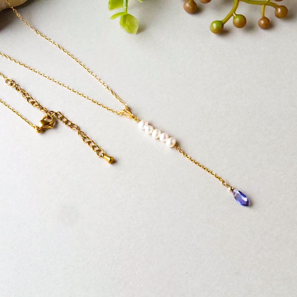 アイオライトと淡水パールのＹ字調ネックレス サージカルステンレス　ゴールドカラー ＜金属アレルギー対応＞の画像