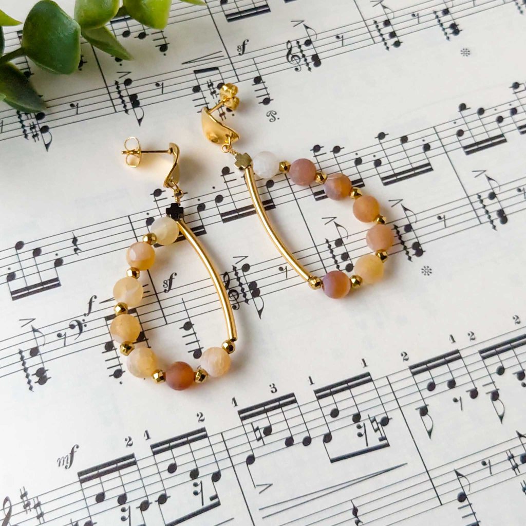 フロストアンティーク仕上げアゲートのドロップピアス ベージュ～ブラウン サージカルステンレス ゴールドカラー ＜金属アレルギー対応＞の画像