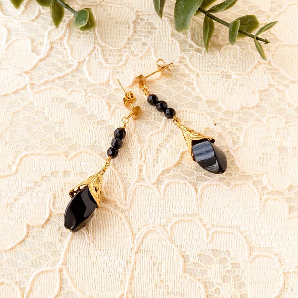 4面ツイストオニキスのロングピアス サージカルステンレス　ゴールドカラー ＜金属アレルギー対応＞の画像