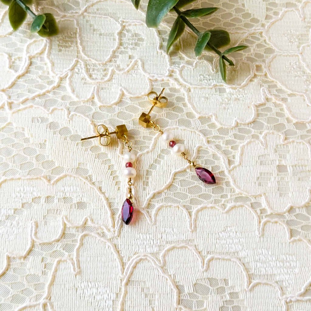 ロードライトガーネットと淡水パールのピアス サージカルステンレス ゴールドカラー ＜金属アレルギー対応＞の画像