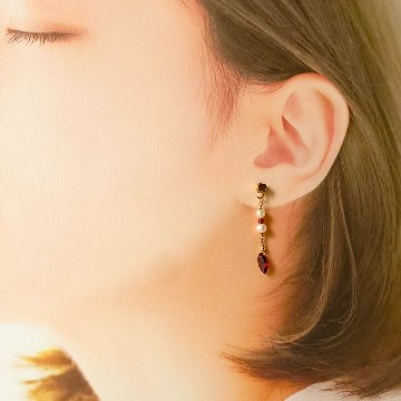 ロードライトガーネットと淡水パールのピアス サージカルステンレス ゴールドカラー ＜金属アレルギー対応＞の画像