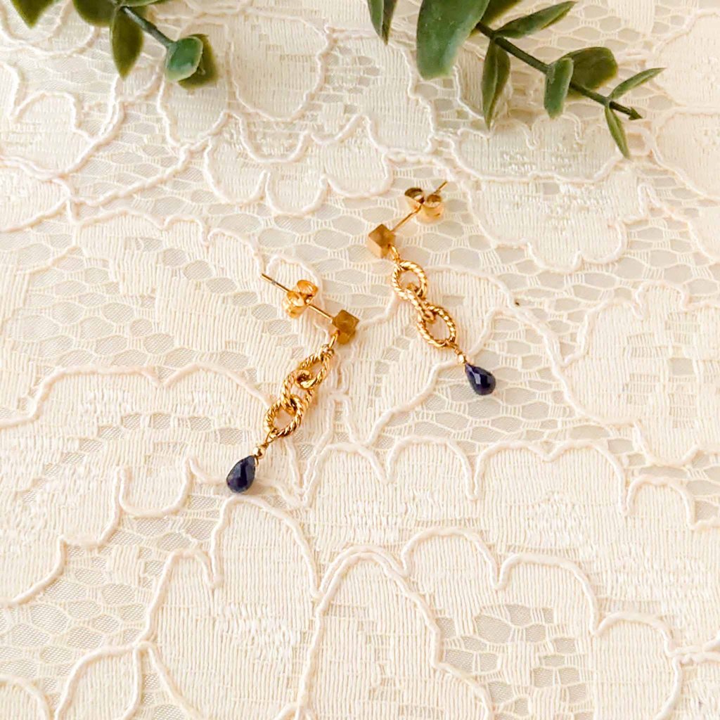 存在感のあるチェーンと小粒なブルーサファイアのピアス サージカルステンレス ゴールドカラー ＜金属アレルギー対応＞の画像