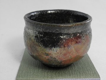 jyu-4 黒虹彩楽焼 丸湯のみ 文部大臣奨励賞受賞作家 荒川　明作 木箱付きの画像