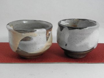 lyus-2 焼締 鼠志野　夫婦湯のみ 文部大臣奨励賞受賞作家　荒川明作 木箱付きの画像