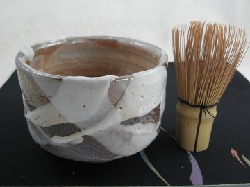 nch-6- 焼締志野焼 抹茶茶碗  文部大臣奨励賞受賞作家 荒川明作　木箱付き　送料無料、 こだわりのギフト 還暦祝い などの贈り物に最適  無料ラッピングの画像