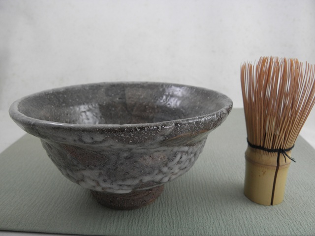 nch-8  極上唐津抹茶茶碗    文部大臣奨励賞受賞、茶陶賞作家 荒川明作　送料無料　木箱付き こだわりのギフト 還暦祝い などの贈り物に最適  無料ラッピングの画像