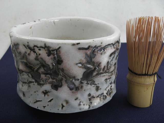 nch-13- 極上金　 志野焼 抹茶茶碗  文部大臣奨励賞受賞　茶陶賞受賞　作家 荒川明作　送料無料　木箱付き こだわりのギフト 還暦祝い などの贈り物に最適  無料ラッピングの画像