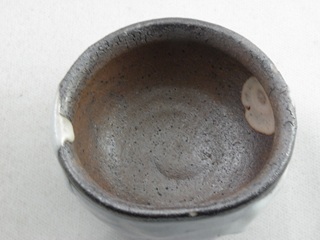  ngu-8 志野焼  ぐいのみ  大胆に掛けられた鬼板の上に白雲が漂うように流れた志野釉が美しい。文部大臣奨励賞受賞作家 荒川明作　木箱付き こだわりのギフト 還暦祝い などの贈り物に最適  無料ラの画像