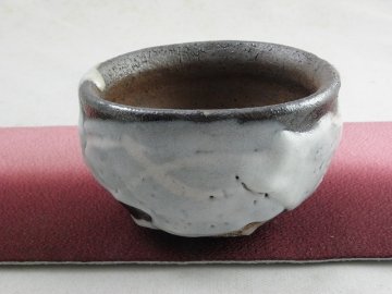  ngu-8 志野焼  ぐいのみ  大胆に掛けられた鬼板の上に白雲が漂うように流れた志野釉が美しい。文部大臣奨励賞受賞作家 荒川明作　木箱付き こだわりのギフト 還暦祝い などの贈り物に最適  無料ラの画像