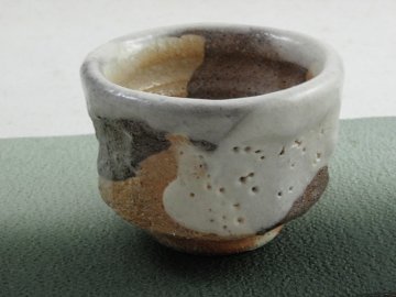 ngu-9志野 ぐいのみ おちょこ 炎色と白志野の対比が美しい小ぶりのぐいのみ 文部大臣奨励賞受賞作家 荒川明作　木箱付き こだわりのギフト 還暦祝い などの贈り物に最適  無料ラッピング　ngu-9の画像