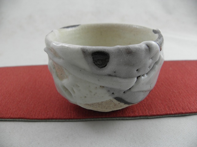 ngu-10 志野焼 ぐいのみ　 おちょこ 　志野釉が大胆に流れたダイナミックなぐいのみ。　文部大臣奨励賞受賞作家 荒川明作　木箱付き こだわりのギフト 還暦祝い などの贈り物に最適  無料ラッピングの画像