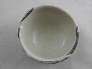 ngu-10 志野焼 ぐいのみ　 おちょこ 　志野釉が大胆に流れたダイナミックなぐいのみ。　文部大臣奨励賞受賞作家 荒川明作　木箱付き こだわりのギフト 還暦祝い などの贈り物に最適  無料ラッピングの画像