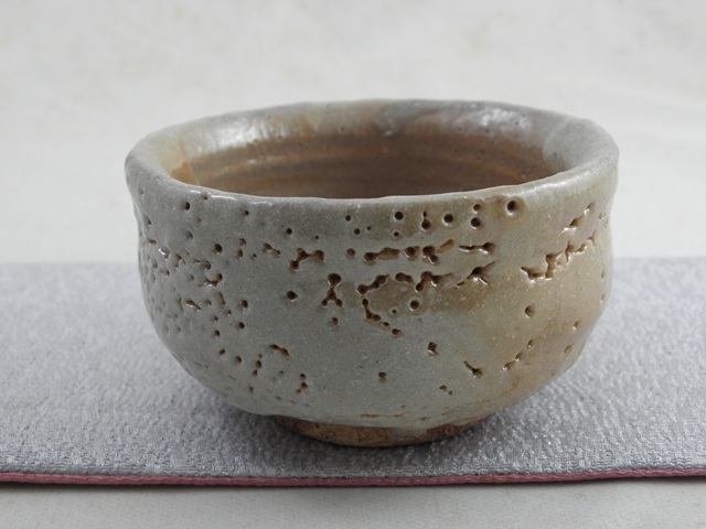 ngu-11 志野 ぐいのみ 、おちょこ　盃　文部大臣奨励賞受賞作家 荒川明 作 　木箱付き　ギフト 還暦祝い 定年 退職祝い 結婚祝い 誕生日 クリスマスプレゼント 金婚式のお祝いの贈り物にの画像