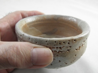 ngu-11 志野 ぐいのみ 、おちょこ　盃　文部大臣奨励賞受賞作家 荒川明 作 　木箱付き　ギフト 還暦祝い 定年 退職祝い 結婚祝い 誕生日 クリスマスプレゼント 金婚式のお祝いの贈り物にの画像
