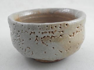 ngu-11 志野 ぐいのみ 、おちょこ　盃　文部大臣奨励賞受賞作家 荒川明 作 　木箱付き　ギフト 還暦祝い 定年 退職祝い 結婚祝い 誕生日 クリスマスプレゼント 金婚式のお祝いの贈り物にの画像