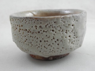 ngu-11 志野 ぐいのみ 、おちょこ　盃　文部大臣奨励賞受賞作家 荒川明 作 　木箱付き　ギフト 還暦祝い 定年 退職祝い 結婚祝い 誕生日 クリスマスプレゼント 金婚式のお祝いの贈り物にの画像