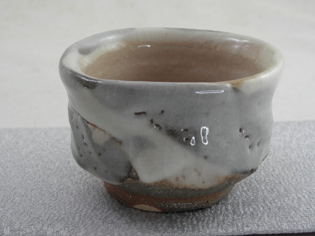 ngu-13 志野焼  ぐいのみ おちょこ   文部大臣奨励賞受賞作家  荒川明作 木箱付きギ フト 還暦祝い 定年 退職祝い 結婚祝い 誕生日 クリスマスプレゼント 金婚式のお祝いの贈り物に♪ ngの画像